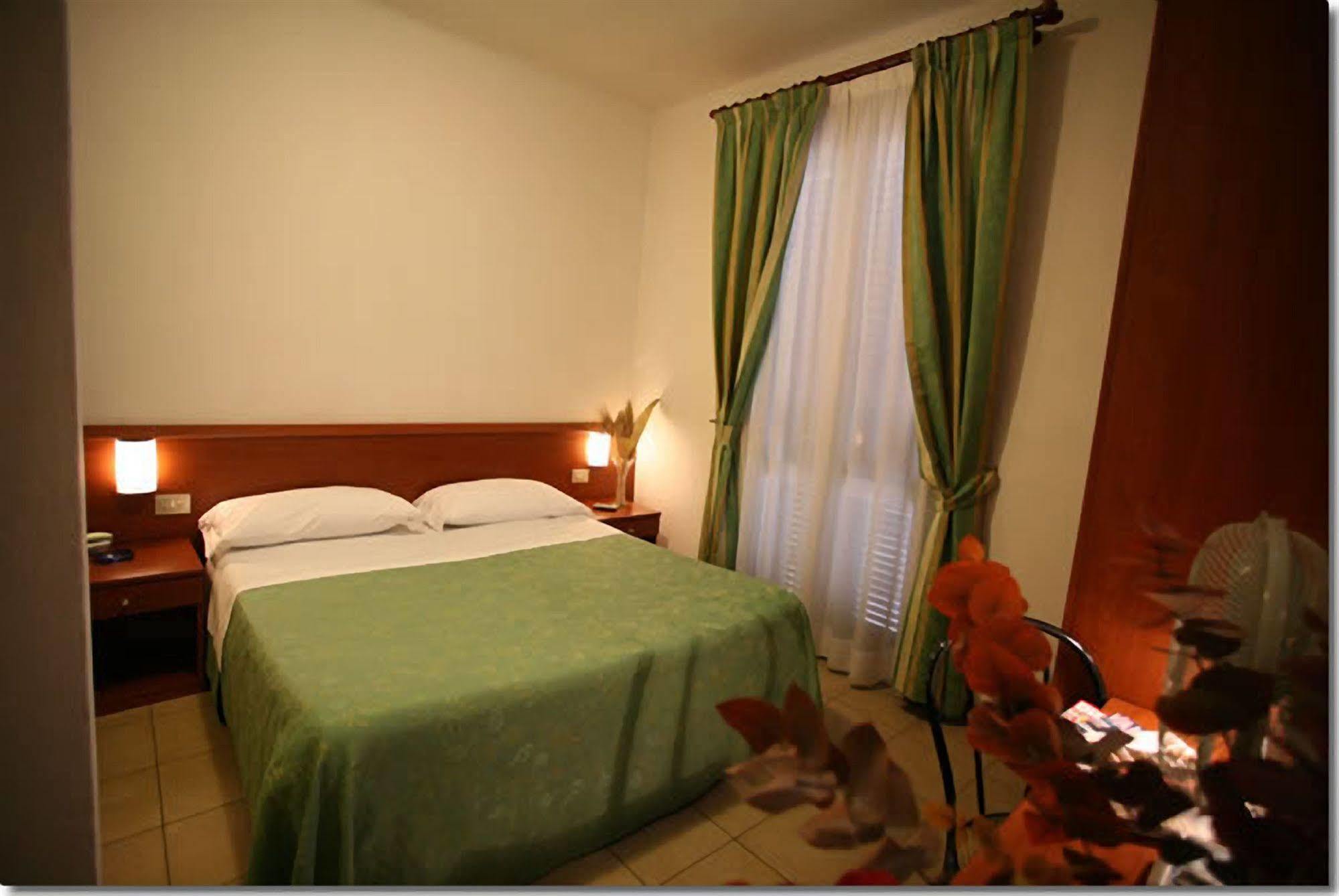 Hotel Paradiso Milan Exterior photo